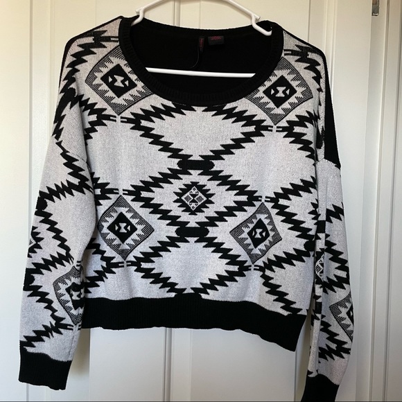 Heart-N-Crush Aztec Black & White Cropped Sweater. Size Medium - Picture 1 of 4